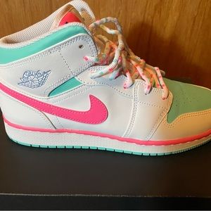 Mint  Jordan 1 Mid. 7y-8.5 Women